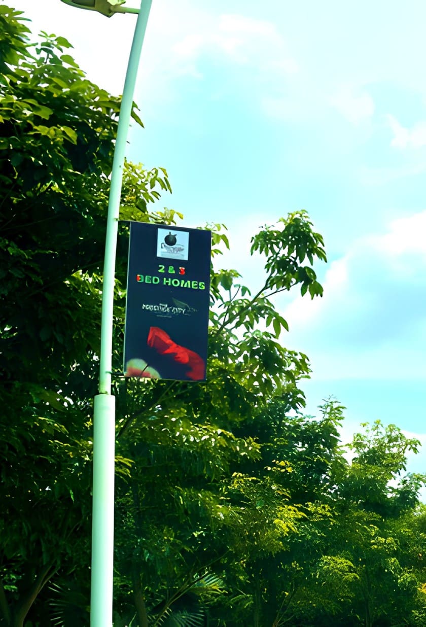 Vertical flex flag on a street-light pole